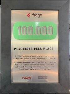 Placa de 100 mil pesquisas- Foto por Sabó